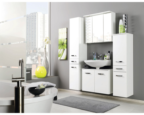 Salle de bains avec baignoire, lavabo, armoire de toilette et armoires hautes dans un design lumineux pour une atmosphère conviviale