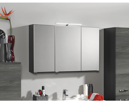 Armoire suspendue à miroir avec trois portes et éclairage dans une salle de bain.