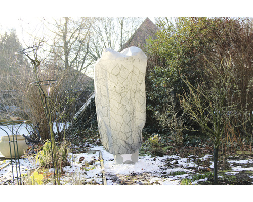 Jardin avec housse de protection des plantes pour protéger du gel