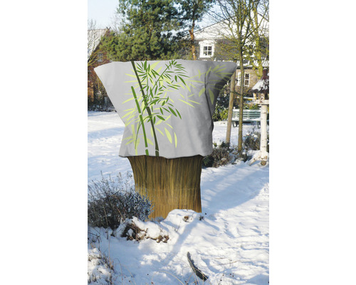 Housse de protection des plantes avec motif de bambou dans un jardin hivernal