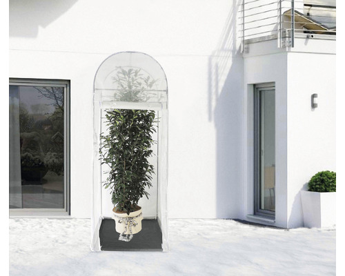 Bac à plantes avec housse d''hiver devant un bâtiment