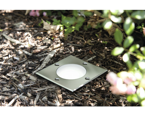 Bodeneinbaustrahler aus Metall im Aussenbereich