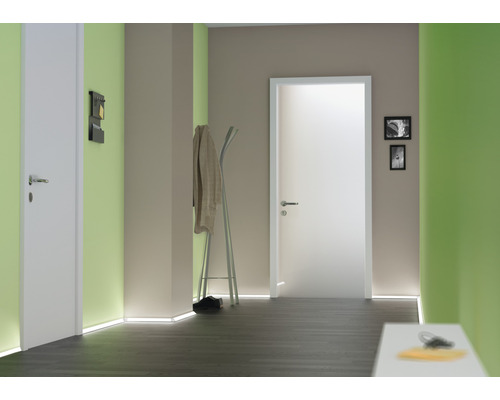 Flur mit Innentüren, Garderobe und indirekter Beleuchtung