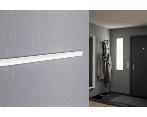 Barre de garde-robe sur un mur dans le couloir