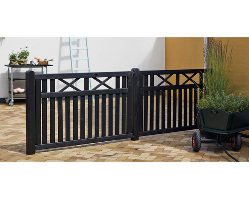 Gartenzaun aus Holz mit Kreuzmuster