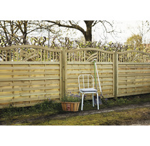 Holzzaun mit dekorativem Abschluss, Gartenstuhl und Pflanzkorb im Garten