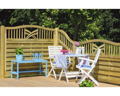Scène de jardin avec clôture en bois, table de jardin et chaises de jardin