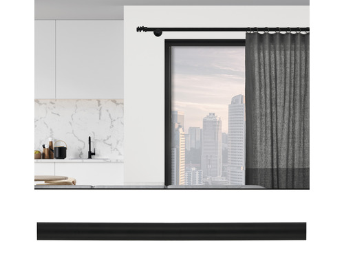 Gardinenstange mit Vorhang vor einem Fenster in einem modernen Raum