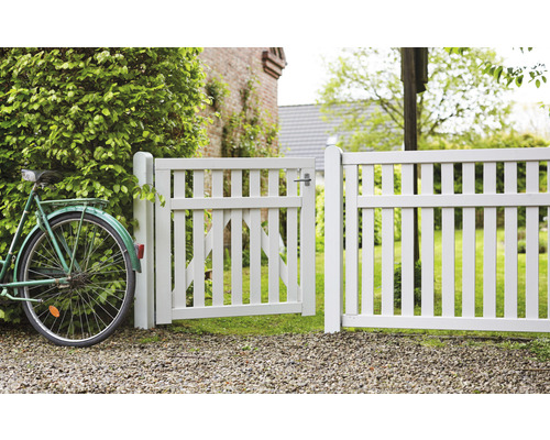 Gartenzaun mit geöffneter Tür und Fahrrad