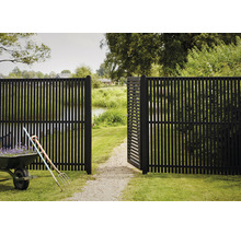 Gartenszene mit offenem Holzzaun und Schubkarre