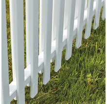 Detailansicht eines Lattenzauns im Gartenbereich