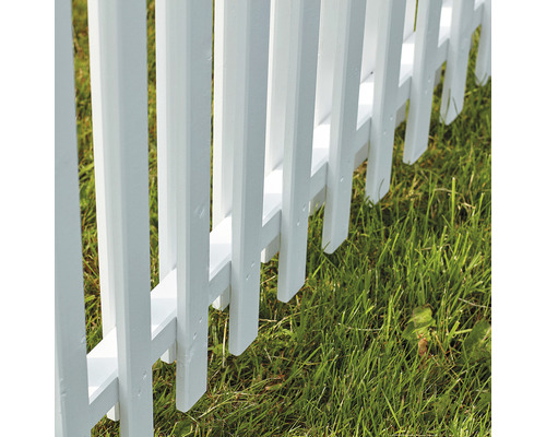 Detailansicht eines Lattenzauns im Gartenbereich