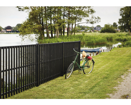 Clôture de jardin en bois brun foncé à côté d''un lac avec un vélo