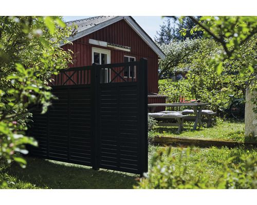 Scène de jardin avec clôture en bois, table et cabanon