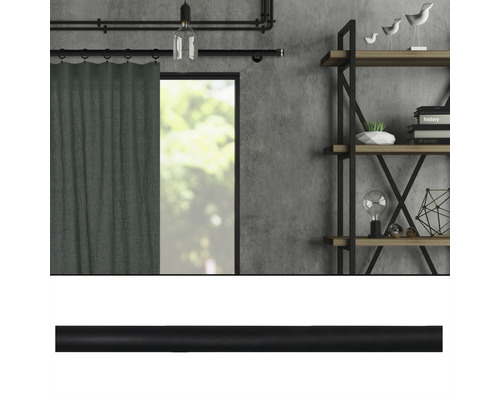 Industriell gestalteter Raum mit Vorhangstange, Regal und Dekoration