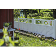 Garten mit Holzzaun im Landhausstil