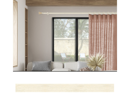 Salon avec tringle à rideaux, rideau et décoration