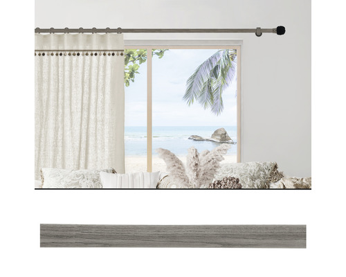 Salon décoratif avec rideau, tringle à rideau et vue sur la mer