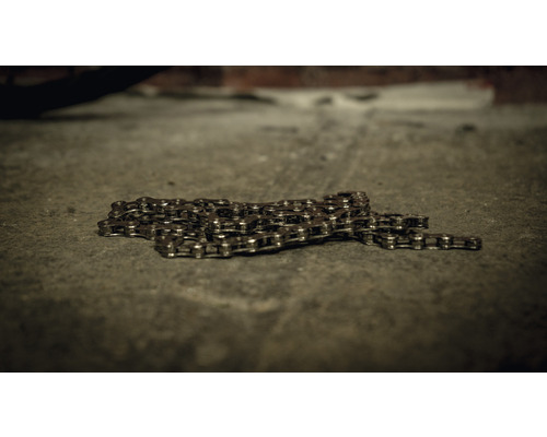 Chaîne de vélo sur sol en béton