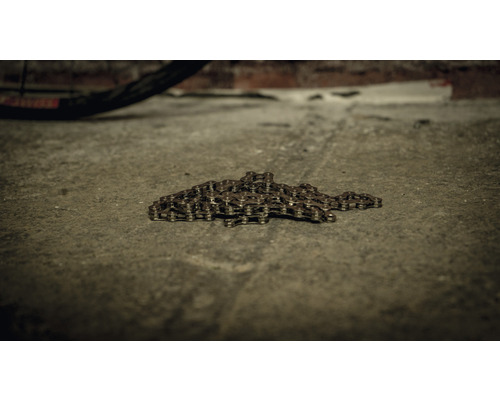 Chaîne de vélo sur le sol