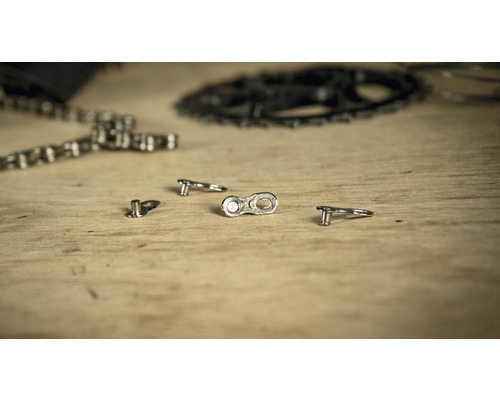 Maillon de chaîne de vélo sur fond en bois