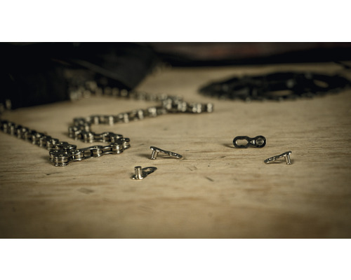 Chaîne de vélo avec maillon rapide et dérive-chaîne sur une surface en bois