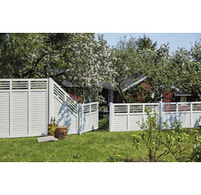Scène de jardin avec clôture en bois et arbres en fleurs
