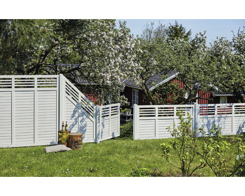 Scène de jardin avec clôture en bois et arbres en fleurs