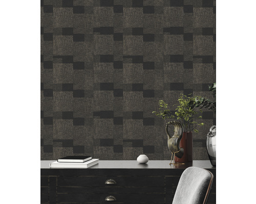 Quadratische Tapete mit grafischem Muster an einer dunklen Kommode