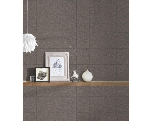 Innenraum mit gemusterter Tapete, Regal und dekorativen Objekten