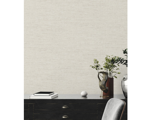 Szene mit einer hellen Vliestapete in Leinenoptik, kombiniert mit Dekoration auf einem Schrank.