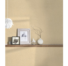 Beige Textiltapete im Raum mit Dekoration auf einem Regal