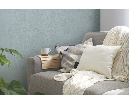 Scène d''intérieur avec canapé, coussins et papier peint à motifs