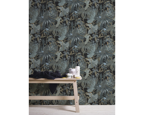 Pièce avec papier peint jungle botanique, table d''appoint avec des produits