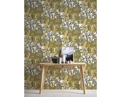 Papier peint décoratif avec motifs végétaux et une table en bois avec décoration