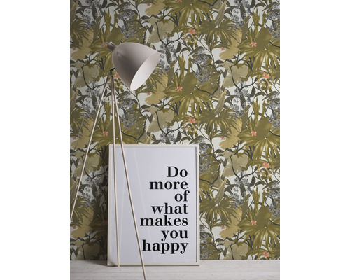 Pièce avec papier peint jungle, lampadaire et dicton encadré