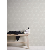 Wand mit geometrischer Tapete und Ablagetisch mit Badutensilien