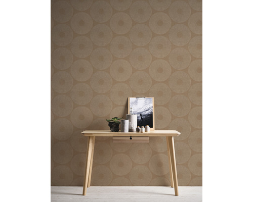 Idée d''aménagement intérieur avec papier peint marron à motif circulaire, table avec décorations et cadre photo.