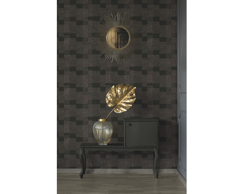 Pièce décorative avec papier peint à motifs, miroir, table, vase et armoire