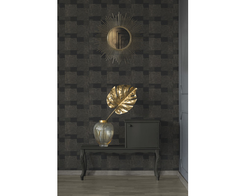 Dekoratives Interieur mit Tapete, Spiegel, Tisch und Dekoration