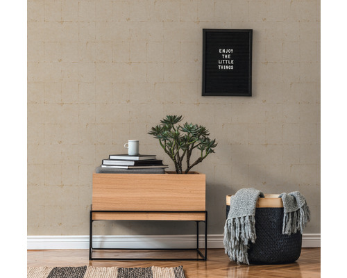 Dekoratives Zimmer mit Holzmöbeln, Pflanze, Texttafel und gemusterter Tapete
