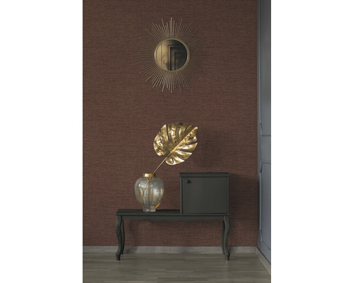 Dekorative Inneneinrichtung mit Spiegel, Vase, Kunstblatt und kleinem Schrank auf einem Tisch