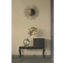 Dekoratives Arrangement mit Spiegel, Vase, Blatt und Schrank auf einem Tisch