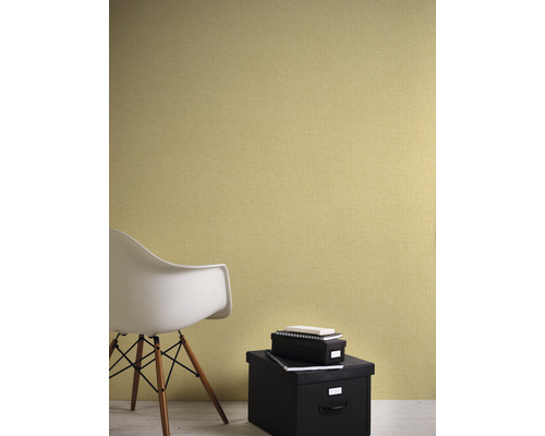 Textiltapete im Raum mit Stuhl und Aufbewahrungsboxen