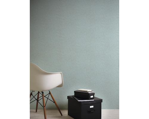 Vue d''une pièce avec papier peint textile, chaise et boîtes de rangement