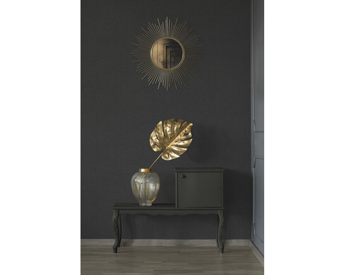 Dekoratives Interieur mit Spiegel, Vase, Zierblatt und Konsole