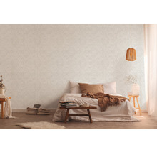Schlafzimmer mit gemusterter Tapete, Bett und Holzelementen