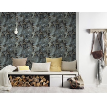 Pièce avec papier peint jungle, banc avec coussins, bûches et boîtes de rangement