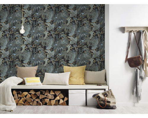 Pièce avec papier peint jungle, banc avec coussins, bûches et boîtes de rangement