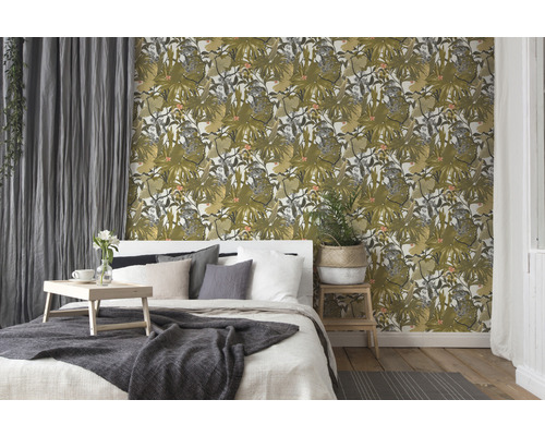 Chambre avec papier peint jungle, lit et décorations